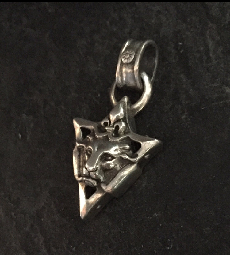 Pendant - Lion face with Fleur de LIs in sterling silver 