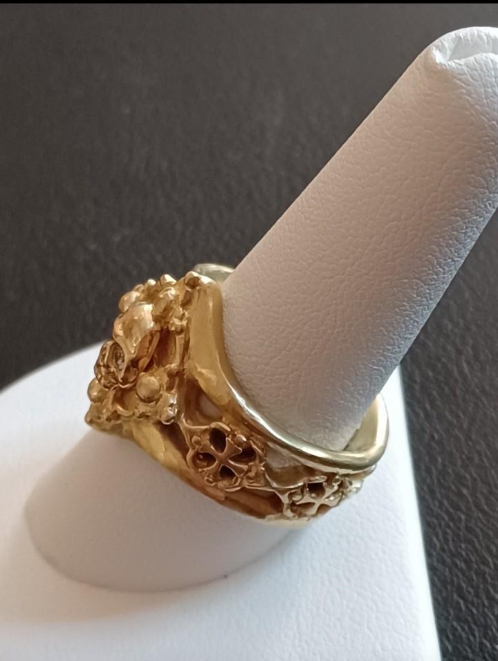 Ring- Gold Skull w Diamond Eyes