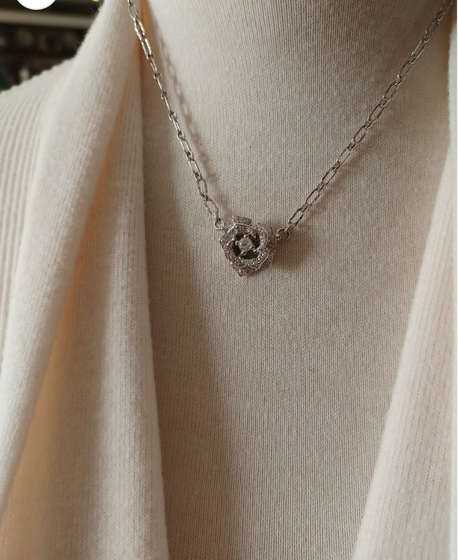 Necklace - 14 k White gold diamond rose