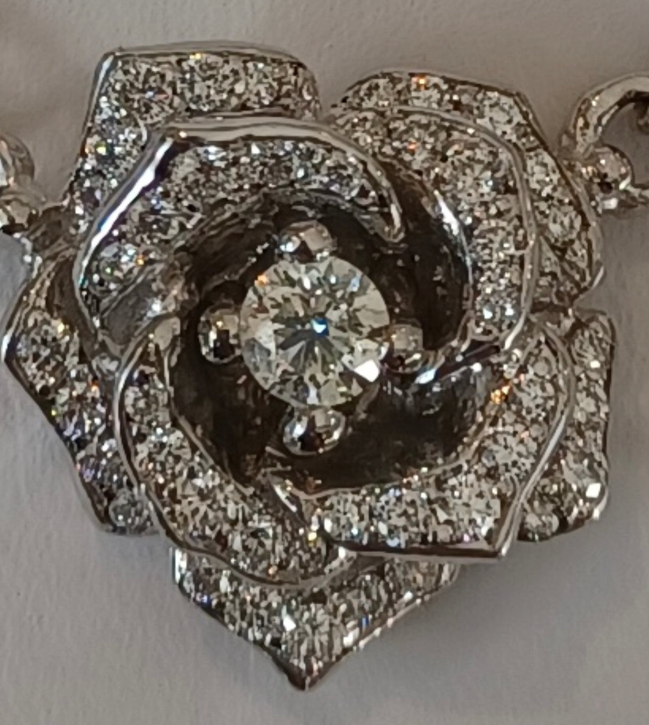 Necklace - 14 k White gold diamond rose