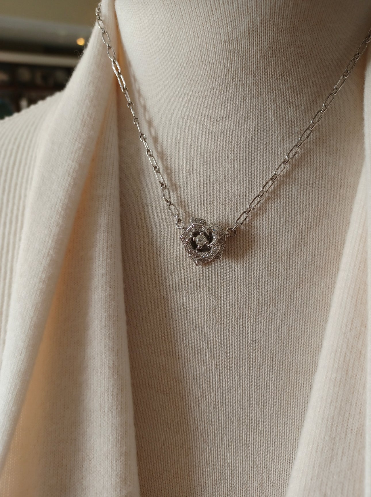 Necklace - 14 k White gold diamond rose