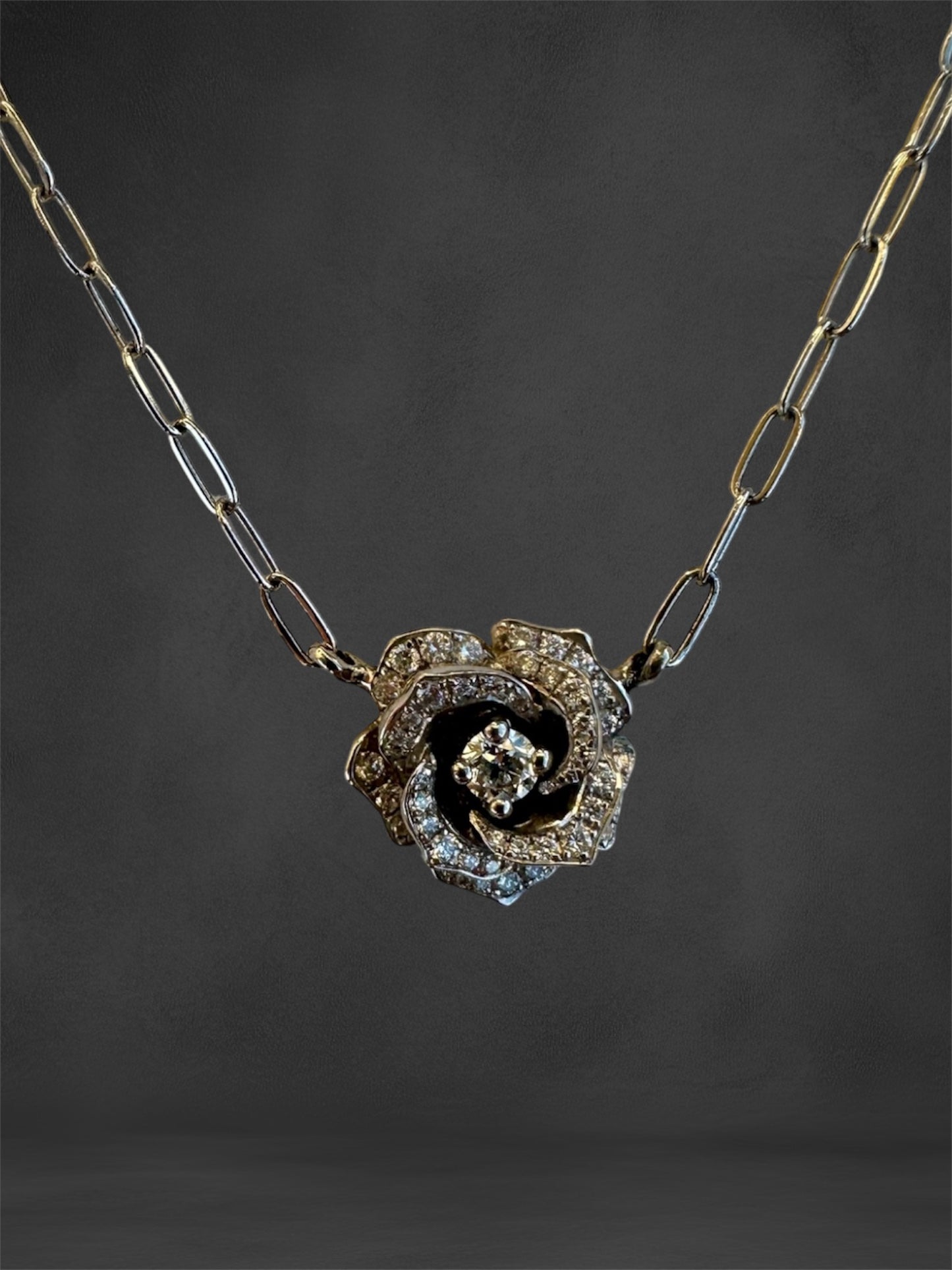 Necklace - 14 k White gold diamond rose